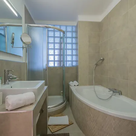 Luxury On Promenade Des In Niza